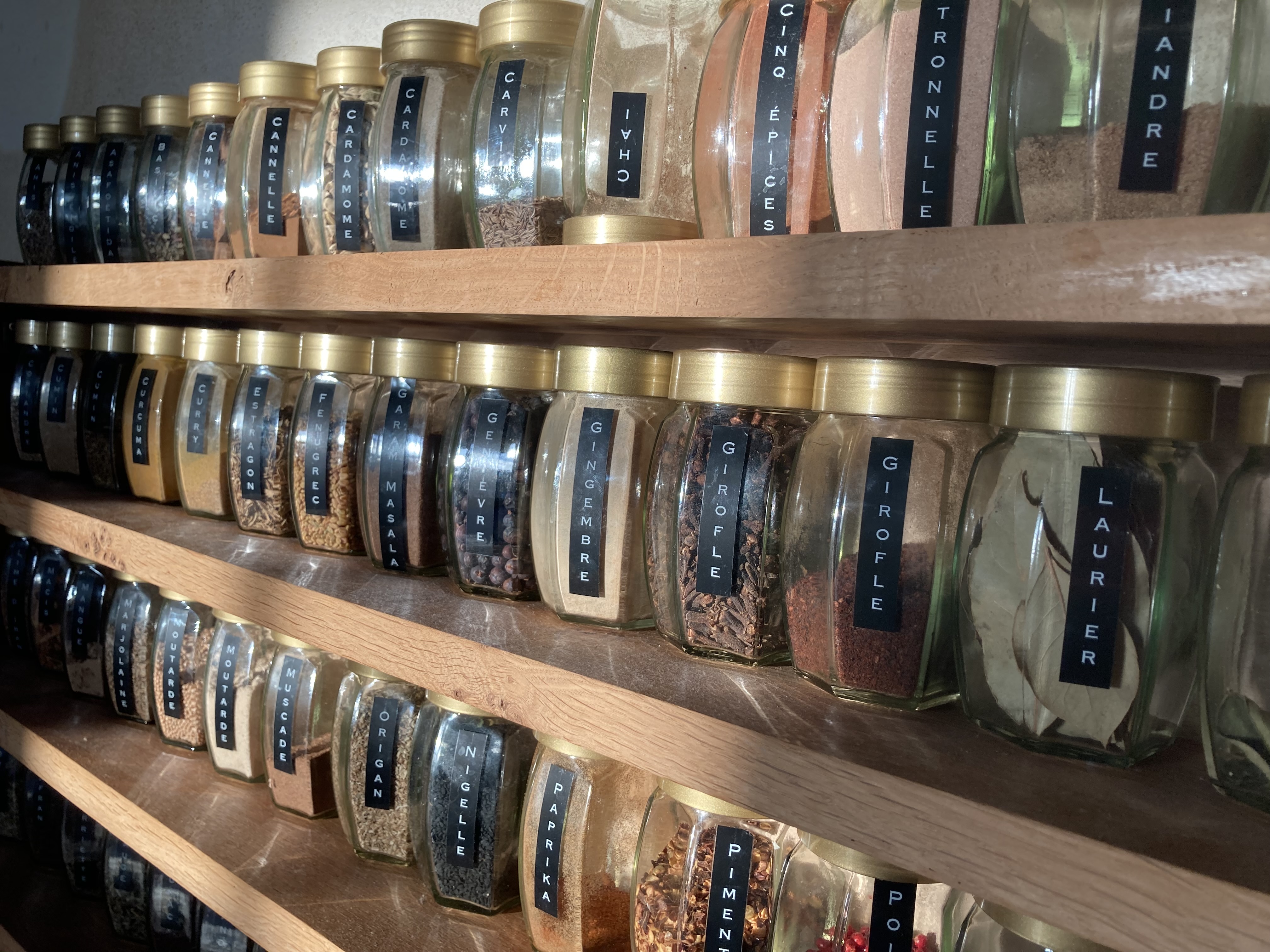Spice jars that are neatly labeled